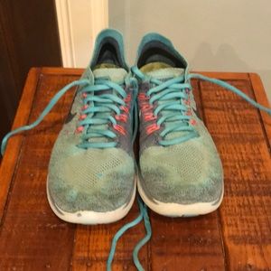 Nike flyknit women’s shoes! Size 6.5!